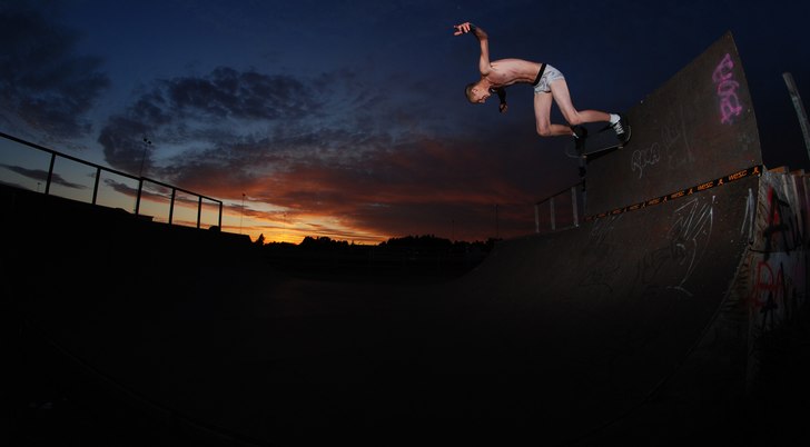 Halvnaken kickturn på vertdelen av minirampen i T. Foto: Anton Svanborg. Åkare: Daniel Meius.