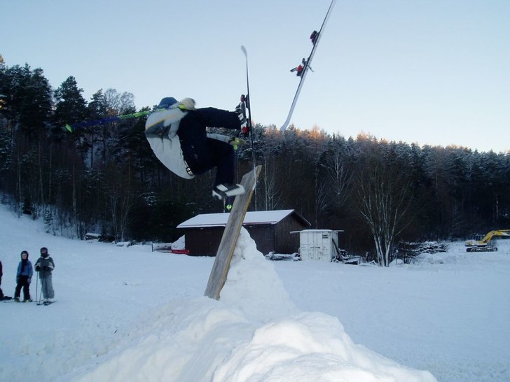 Aldrig mer salomonbindningar. Och JA! De är skruv. Foto: Micke Ekström. Åkare: Johan Schedin.