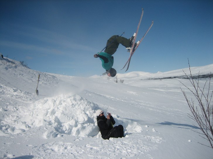 backflip på fjället . Foto: Jonny Falk. Åkare: Jimmy Falk.