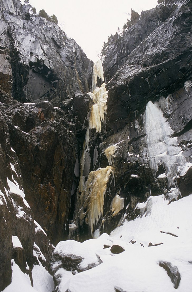 Første taulengde på "Lipton" (WI 7). Foto: Ole Kristian Nytrøen. Åkare: Knut Holter Rygh.