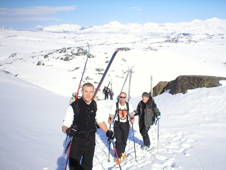 På väg upp.. Foto: Peppe. Åkare: Anders, K-P och Tomas.