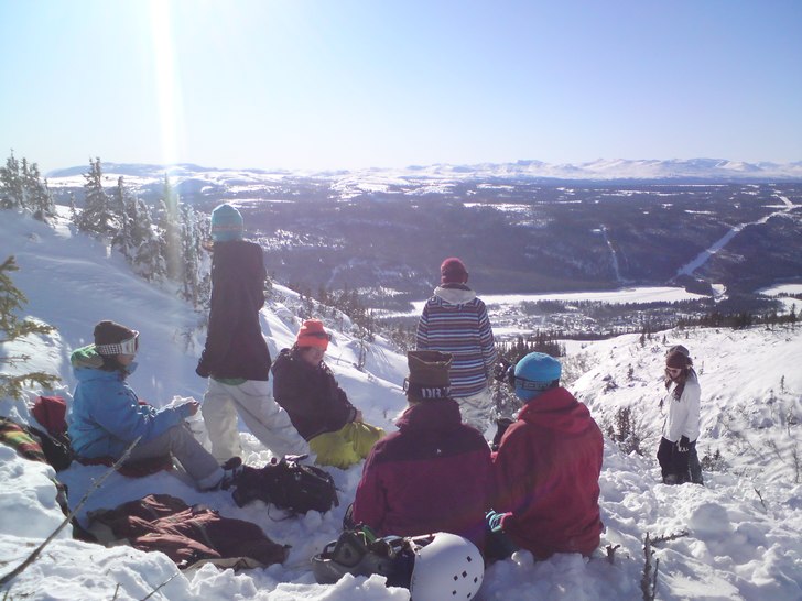 vi e hela gänget uppe o bygger hopp för o shredd. Foto: Tess. Åkare: hela gänget.