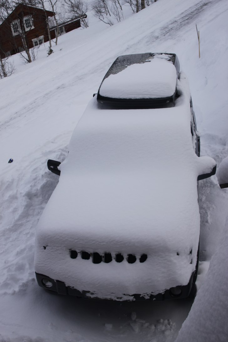 Åååh nej, det har snöat igen. Då blir vi ju a. Foto: Okänd. Åkare: Jeep.