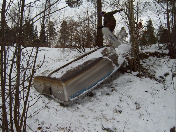 På väg mot en 50-50 på undersidan av en båt.. Foto: Daniel Palm. Åkare: Neil Dhir.