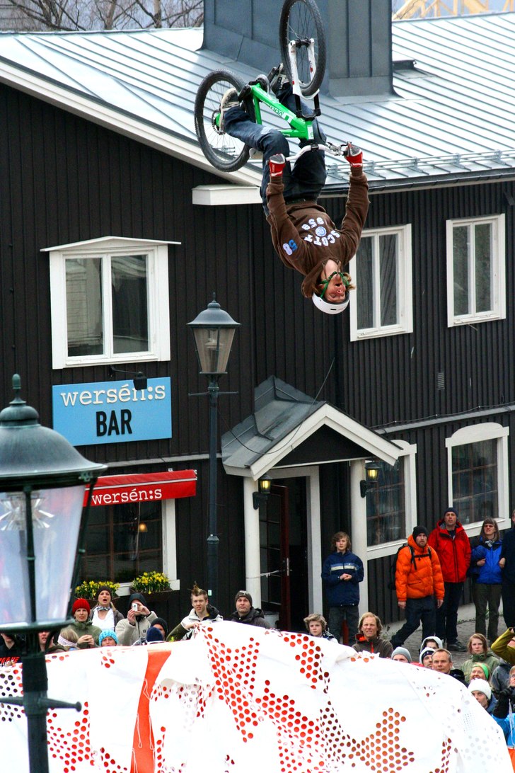 Linus drar på med en clean hög BackFlipp.... Foto: Benjamin Johansson. Åkare: Linus Sjöholm.