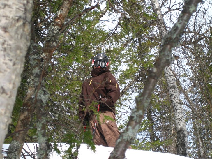Uti skogen. Foto: Johan Röckner . Åkare: Jocke Lenndin.
