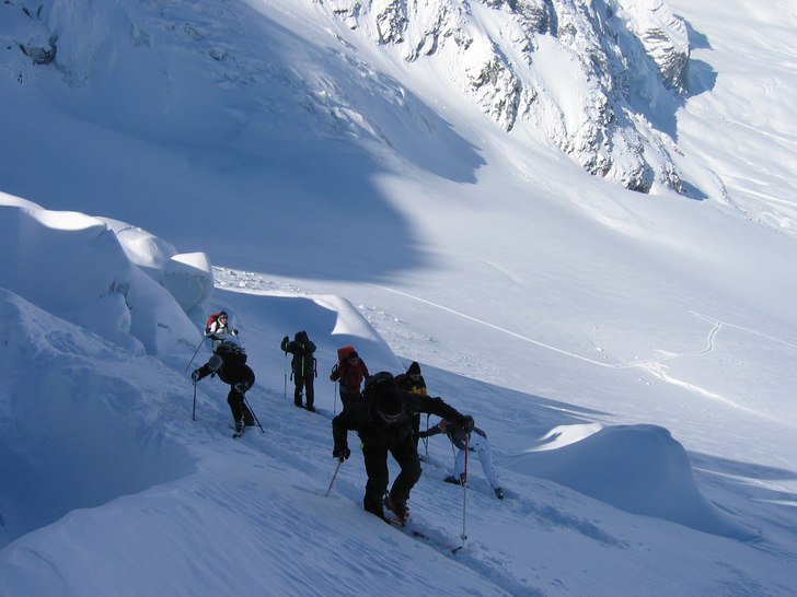 Topptur mot Suldenspitze. Foto: Kurt Ortler. Åkare: Martin Hanson, Eva Jansson m.fl..
