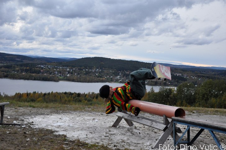 Kalle lyckas med sitt rail försök ;p. Foto: Dino Vulic. Åkare: Kalle Karlström.