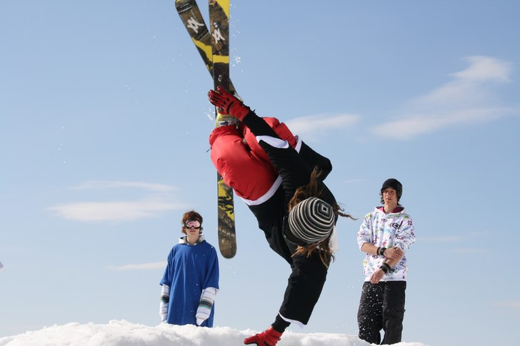 Niklas Granlund försöker sig på en handplant :). Foto: Martin Norén. Åkare: Niklas Granlund.