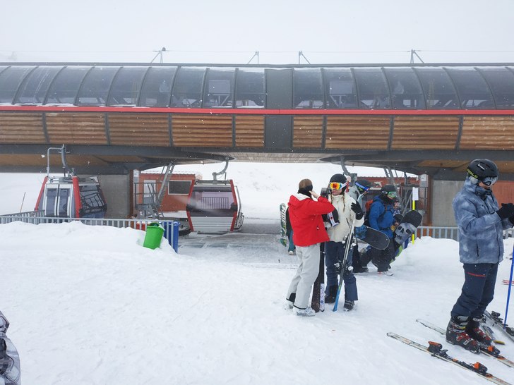 På passet mellan bergssidornamöter kabinliftarna.