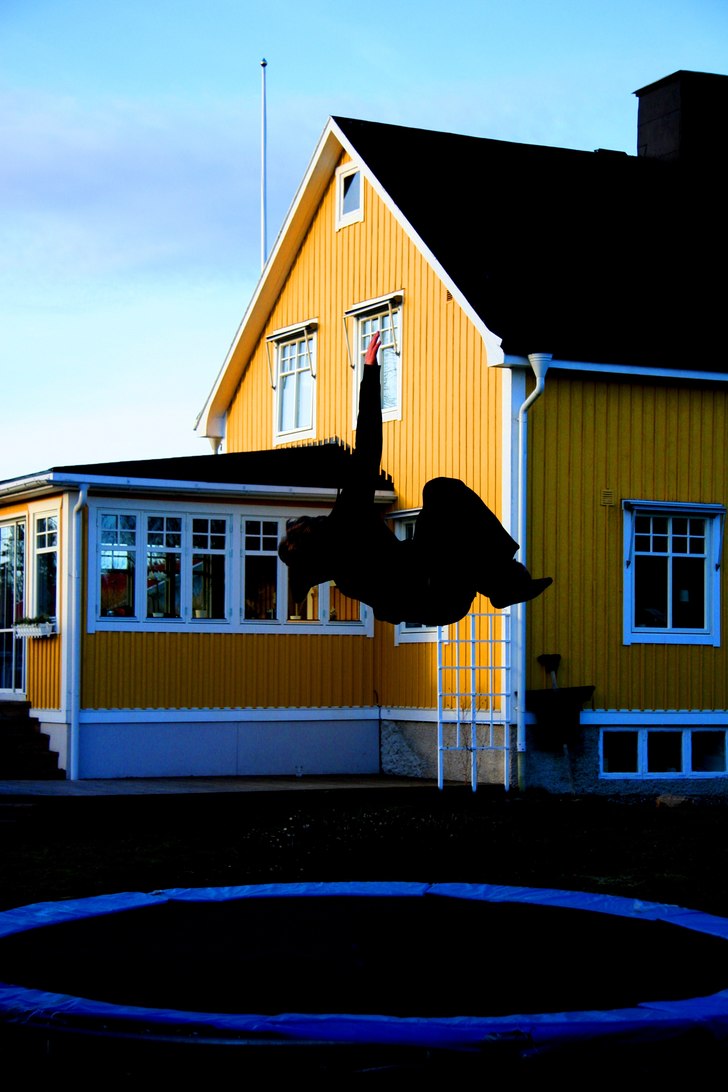 simon hoppar ja' knäpper :D. Foto: Olof Lundberg (jag). Åkare: Simon Lindberg.