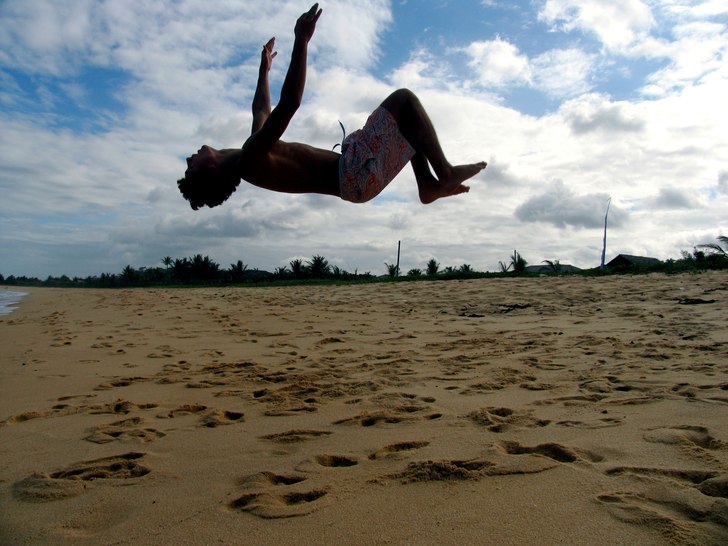 jag gör en bakåtvolt på stranden . Foto: Wiliam. Åkare: jag.
