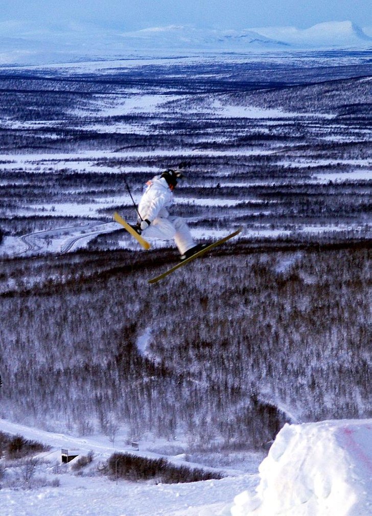 Seglar fram  i luften med en Switch 720 Uglygrab.. Foto: ???. Åkare: Mattieu.