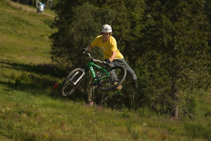 John Alm Högman sätter en av många tailwhip und. Foto: Kenneth Einars. Åkare: John Alm Högman.