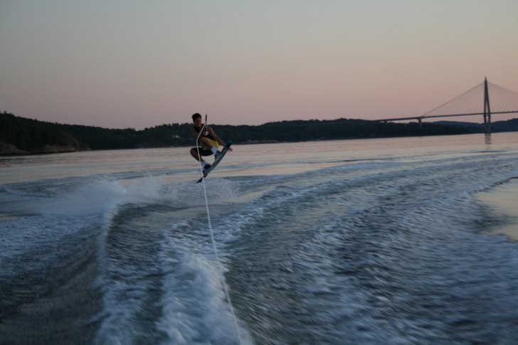First time om a wakebord : ). Foto: Joakim Bratt. Åkare: Adam berg Luther.