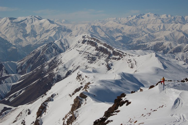 En hel del fjäll. Åk till Iran och bygg "br. Foto: Kaj Söderin. Åkare: Mattias Lindvert.