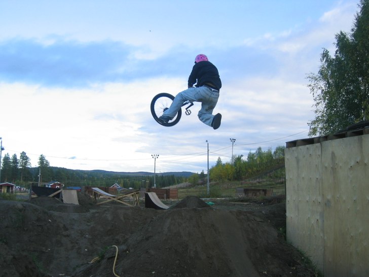Tailwhip försök, satt den inte men var nära.. Foto: Niklas/Patrik dont know. Åkare: Jag (Anton).