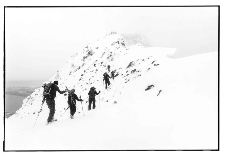 Topptur på Rombakstötta. Vi fick lämna skidorna. Foto: Johan Zetterström.