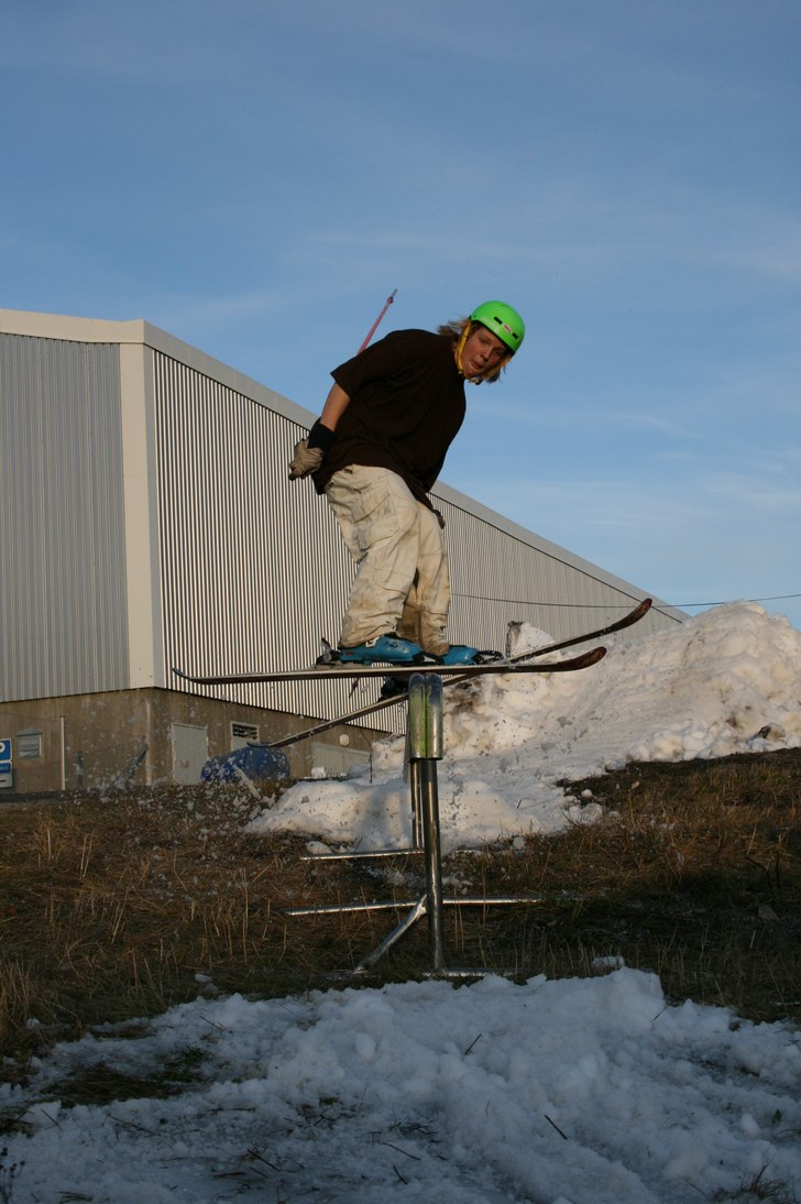 fattigt räcke vid äckel-gärde. Foto: nazia. Åkare: viking.