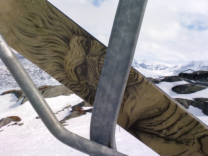 Han bet tag i liftstolen men jag lyckades slita mi. Foto: Janne Vikberg. Åkare: jAKnne vikbENEMYrg.