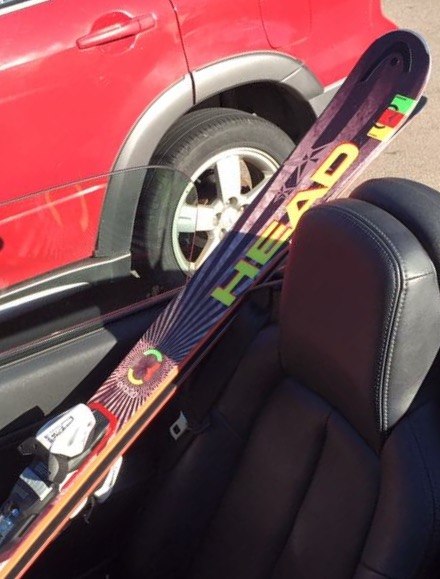 Skidor i en cabriolet.