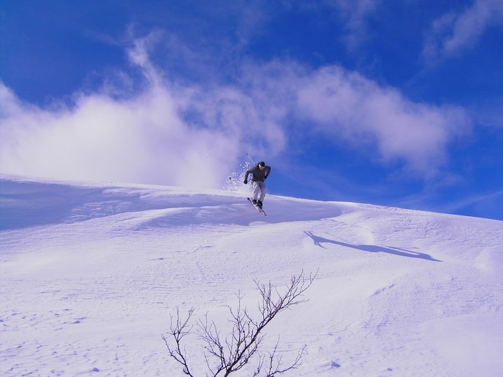 Hittade en skön plats att ta på sig skidorna på. Foto: Robin Nyzell. Åkare: Johan Neiström.