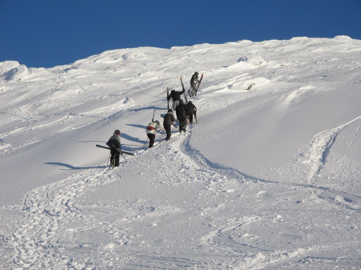 En suverän dag på skutan, liten hike till ett of. Foto: Rickard Johansson. Åkare: En hel hög med freeriders =).