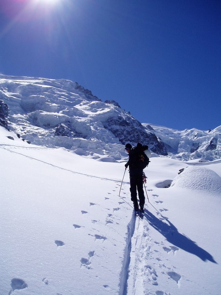 På väg upp på MtBlanc. Foto: Gabriel Riva. Åkare: Fredrik Persson.