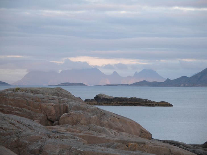 Kväll vid Kabelvåg, fina berg och fint ljus lån. Foto: Gustaf Karlsson.