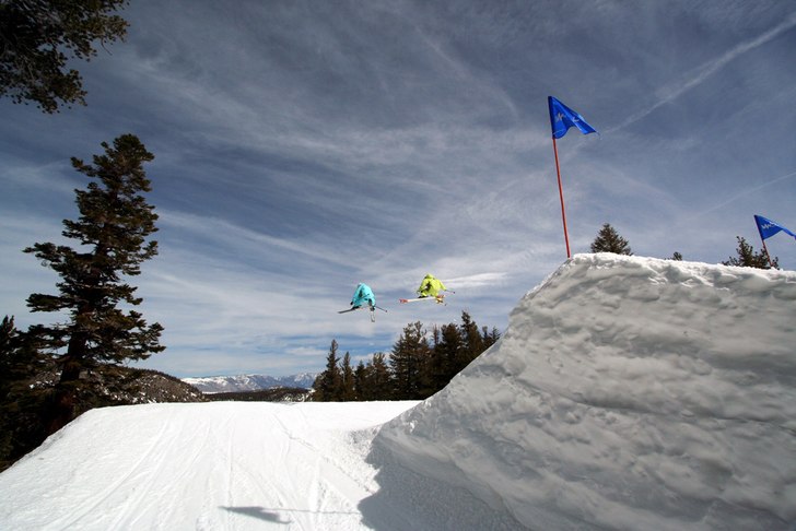 Dubbelgroddor i stora hoppet i Mammoth's Sout. Foto: Mikeal Jörgensen. Åkare: Jesper Tengvall och Oskar Brandberg.