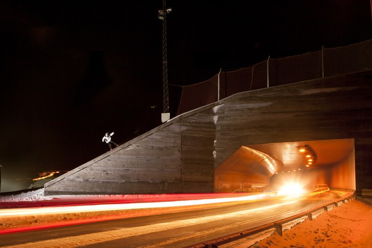 Christer kör en nosepress nerför betongen.. Foto: Niclas Magnusson. Åkare: Christer Norlèn.