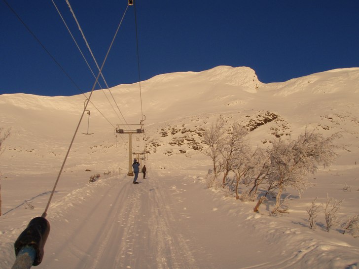 Påväg upp i liften (-22). Foto: Olov Nyström.