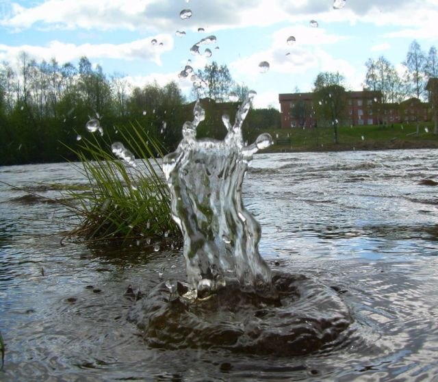 när liza och jag var i älven :D . Foto: Caroline lundström. Åkare: vatten ,.