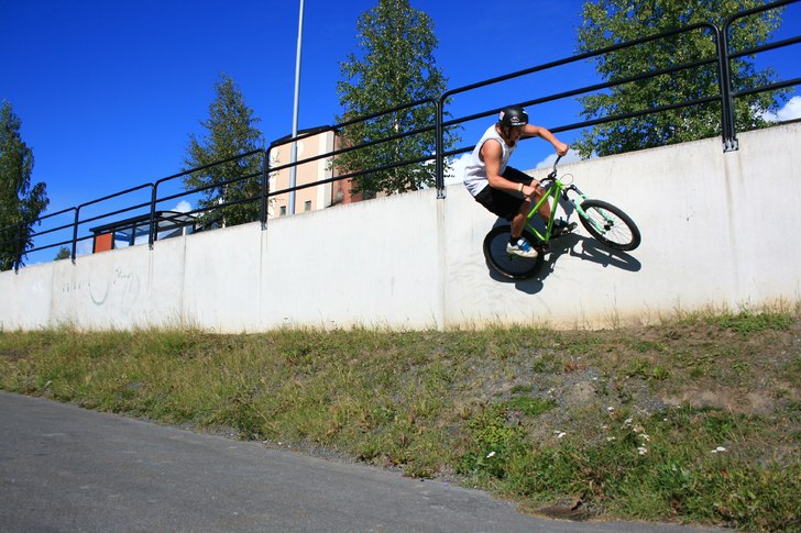 Wallride i sommar solen.. Foto: Viktor Björklund. Åkare: Emil Moberg.