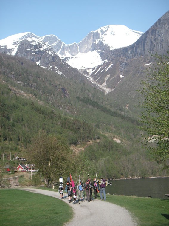 Hajka upp till snön för att åka lite! =o). Foto: jag igen. Åkare: fof-teamet 05/06.