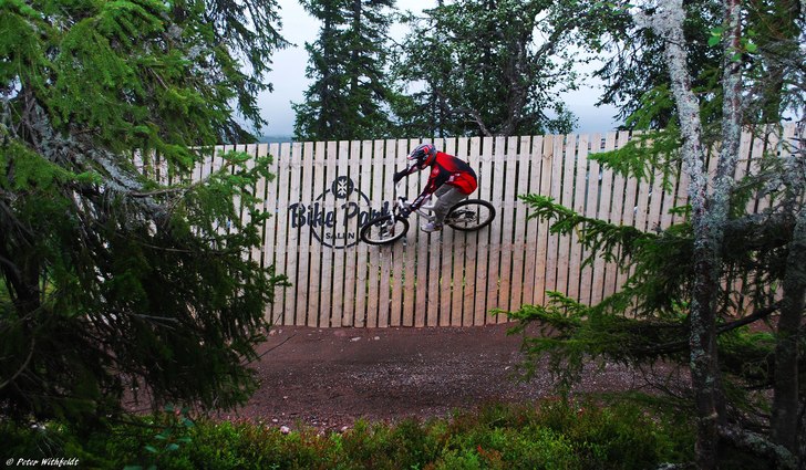Wallriden i Rodelbanan i Sälens Bike Park. Foto: Peter Withfeldt.