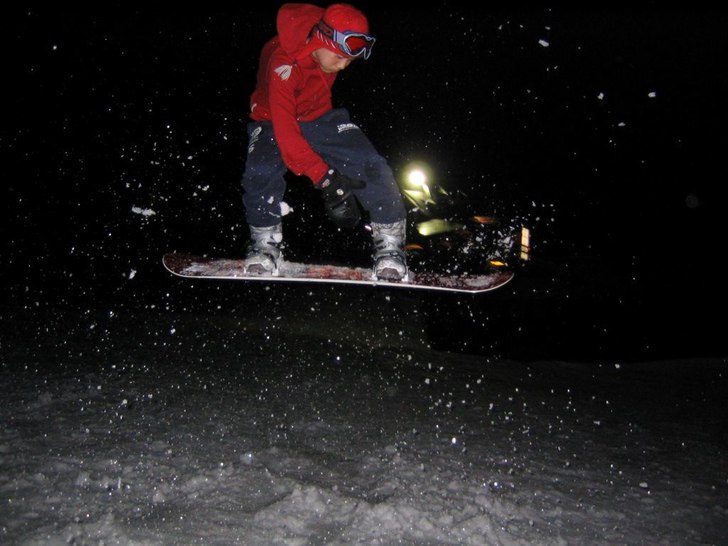 Anton gör en fin 180 grab. Tyvärrr så missar ja. Foto: Daniel Hägglund. Åkare: Anton Lindeborg.