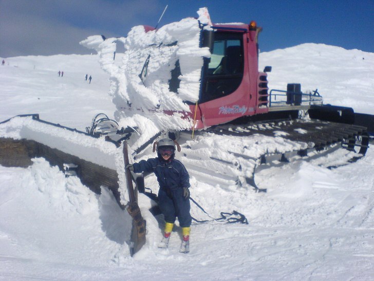 Arvid poserar vid en favorit som han hittade på �. Foto: Thomas Skoglund. Åkare: Arvid Skoglund 3,5 år.