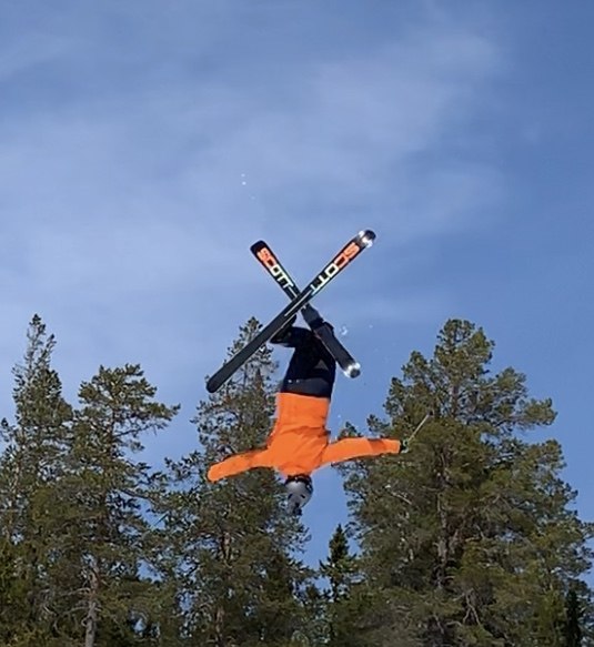 Freerideskidglädje hänger med Kidsen i parken!.