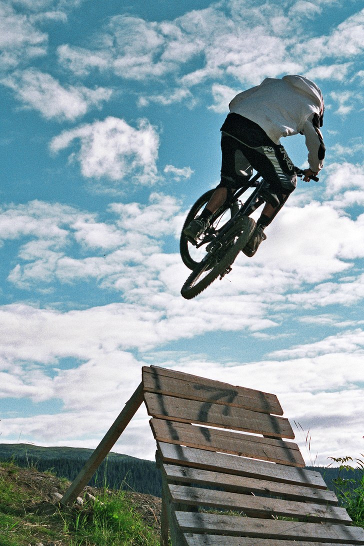 Prinsen laddar dagens sista air. . Foto: Wolf Hörner. Åkare: Simon "Prinsen" Cederlidh.