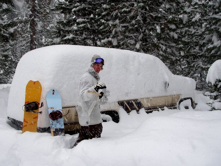 Gräver fram bilen i Tahoe.