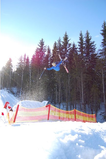 Ett hopp i Storstenshöjden. Foto: Johan Sjöö. Åkare: Tobias Persson.