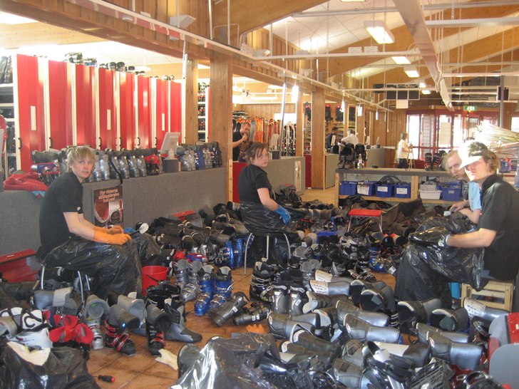 Rengöring av ALLA pjäxor, sista dagarna på Hyra. Foto: Maria. Åkare: Skidåkarna TD :).