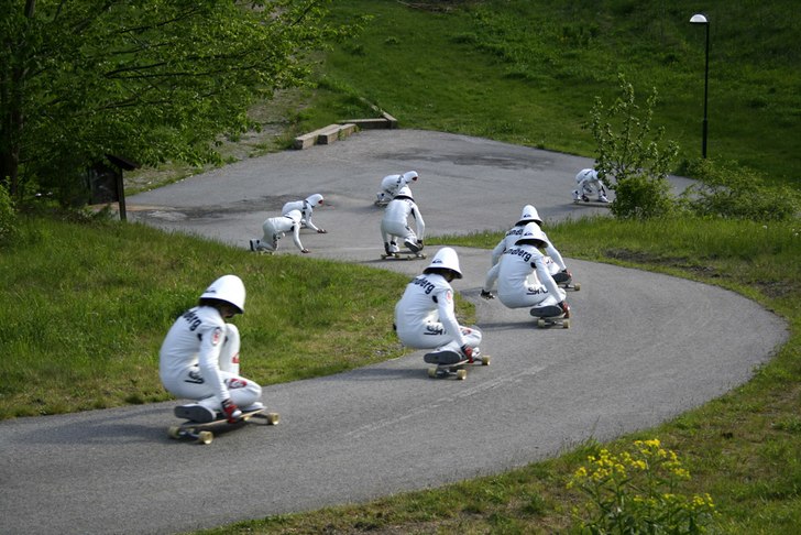 En sekvensbild på Erik näråker longboard i en v. Foto: Martin Klawitter. Åkare: Erik Lundberg.