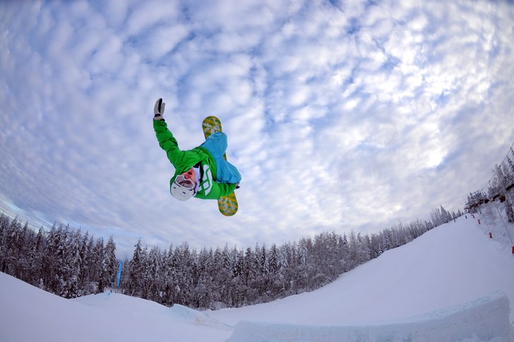 Adam river av en bs rodeo i det övre hoppet i sva. Foto: Fredrik Bergqvist. Åkare: Adam Hermansson.