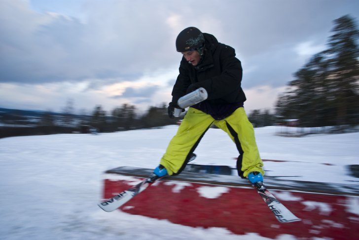 Det var kallt så jag hällde upp en kopp med varm. Foto: Oscar Eriksson. Åkare: Robin Trolin.