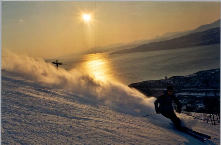 Kvällsåkning i Narvik. Foto: Mikael Åsell. Åkare: Erik Johansson.