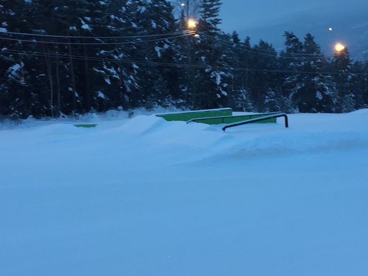 Parken er åpen!
Vi har satt opp 8 rails og 6 hopp.