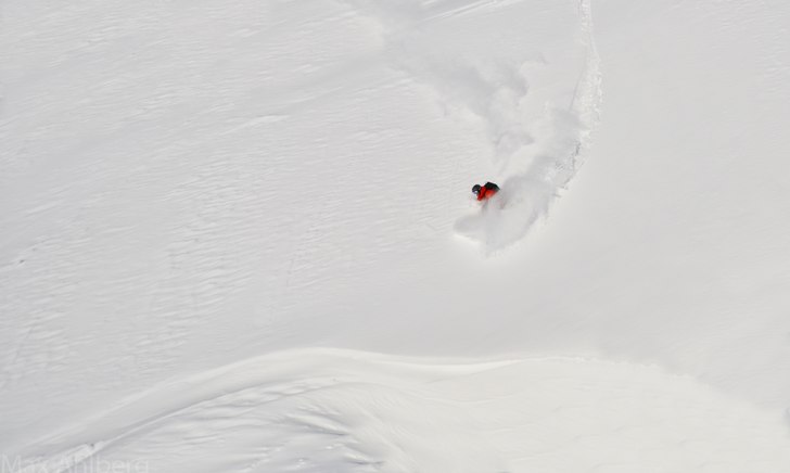 Fotade Oskar från min imaginära heli pga heliski. Foto: Max Ahlberg. Åkare: Oskar Cedergårdh.