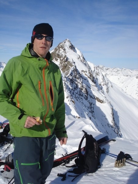 Några timmar upp och snart ett brant åk ner till. Foto: Johan Gustafson tror jag. Åkare: Jesper Nilsson.